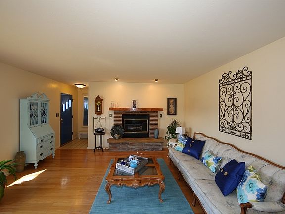 3rd image of 209 W Mountain View Dr