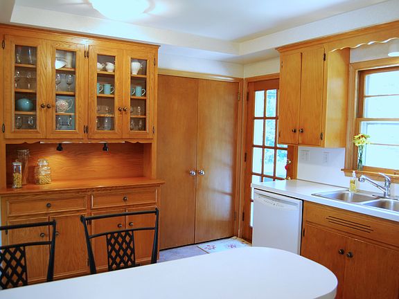 Bright and Sunny w/storage