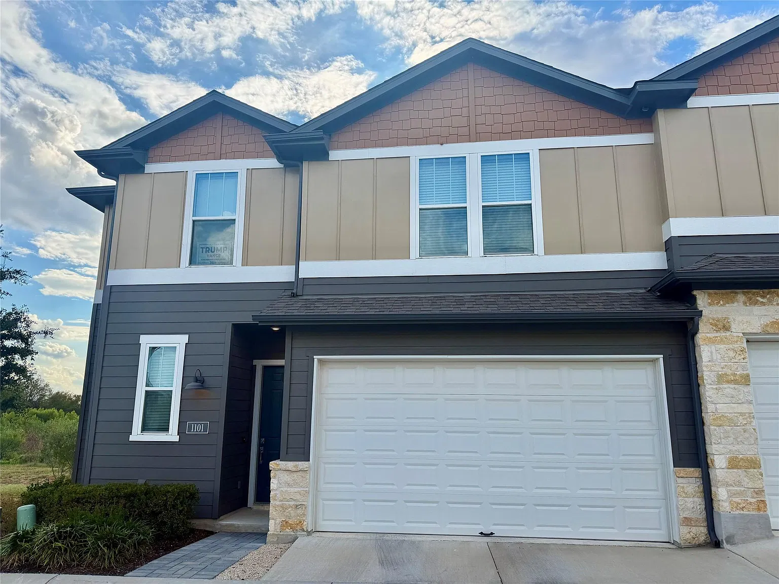 1020 Vista View Dr — Photo 2