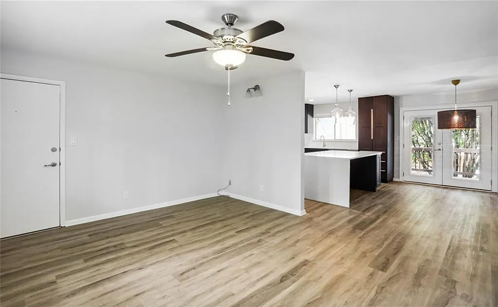 3 bed, 2.0 bath, 1310 sqft, $2,500 — Photo 4