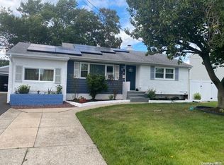 3 Hewes St, Brentwood, NY 11717
