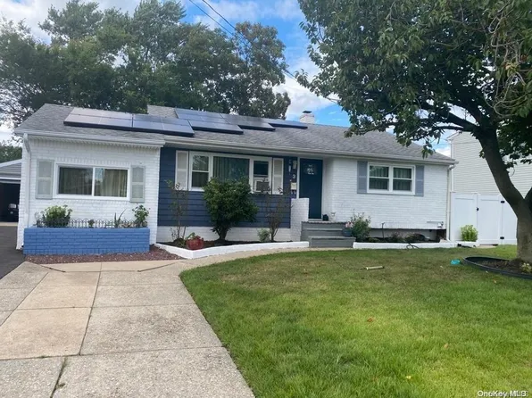 3 Hewes Street, Brentwood, NY 11717