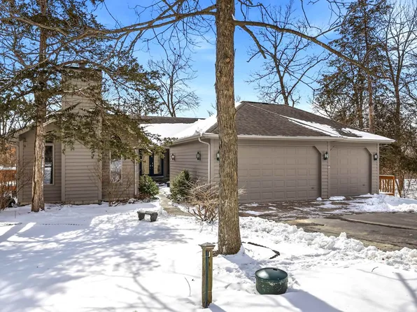 18 Colony Ln, Galena, IL 61036