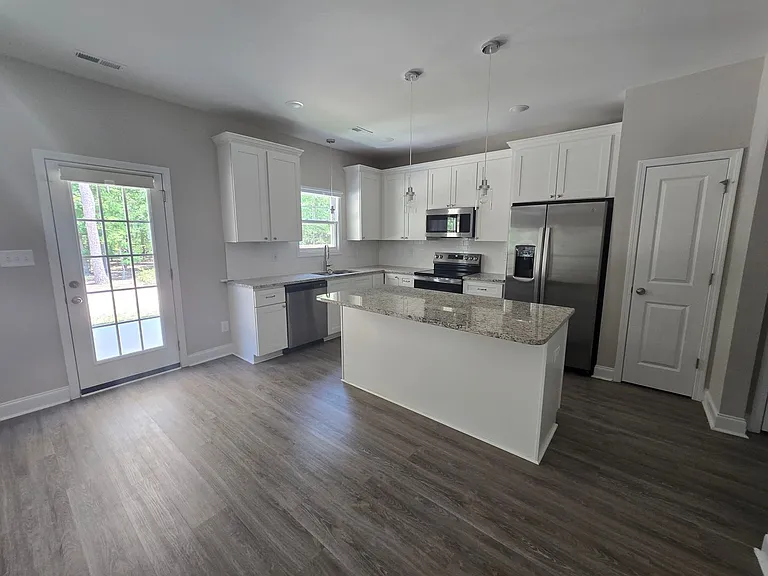 916 Stevens St — Photo 3