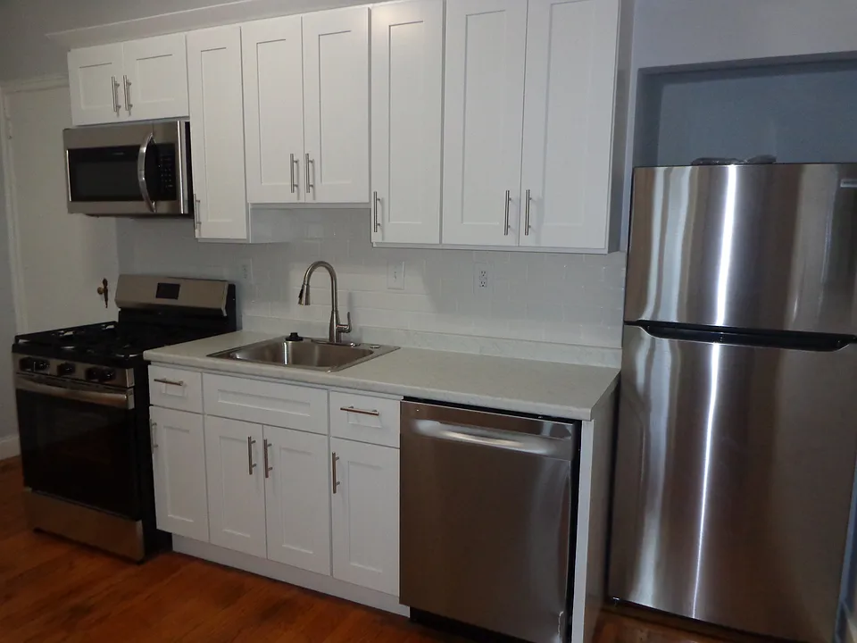 221 Green Ln #10