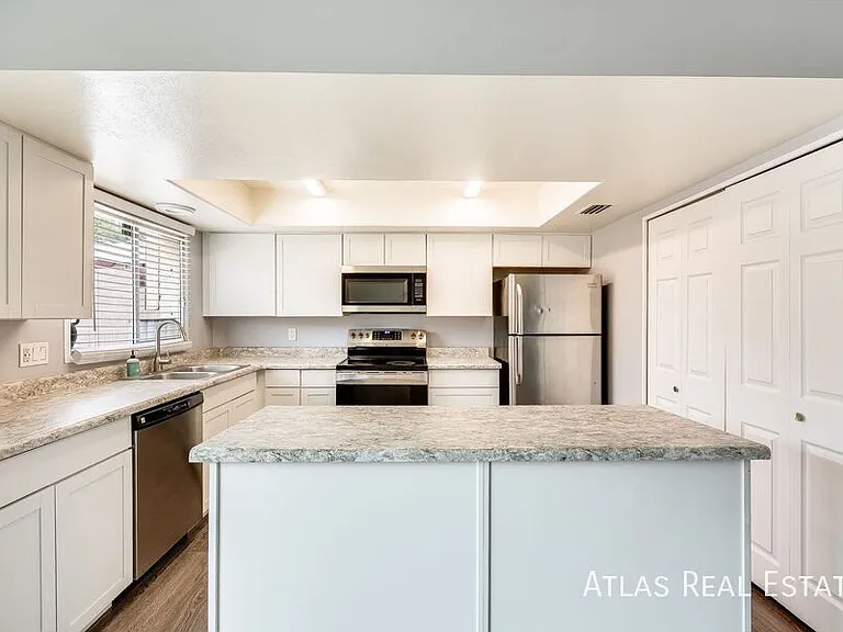 1649 W Hazelwood St — Photo 16