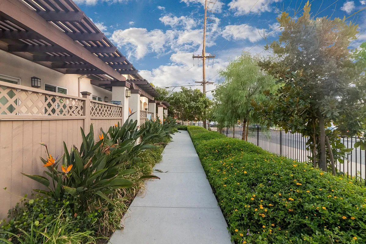 Building Photo - 16114 Merrill Ave #4