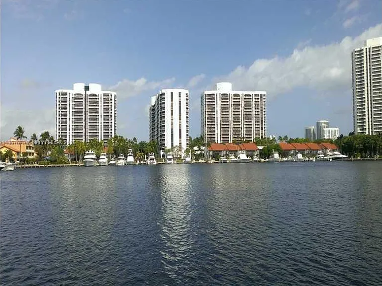 3600 Yacht Club Dr #1503 — Photo 1