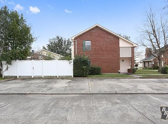 3rd image of 226 N French Quarter Dr