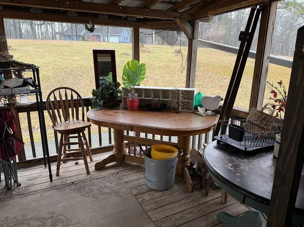 9 Crest Dr, Averill Park, NY 12018