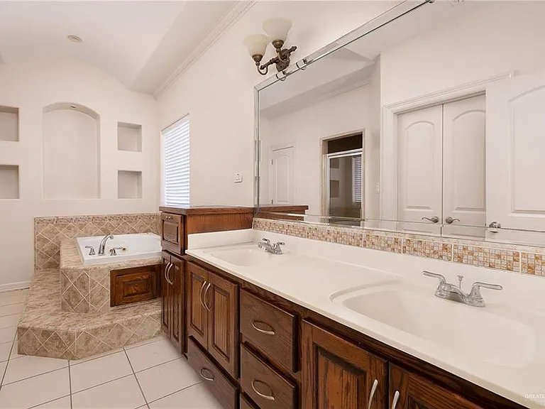 402 Hackberry Ave — Photo 8