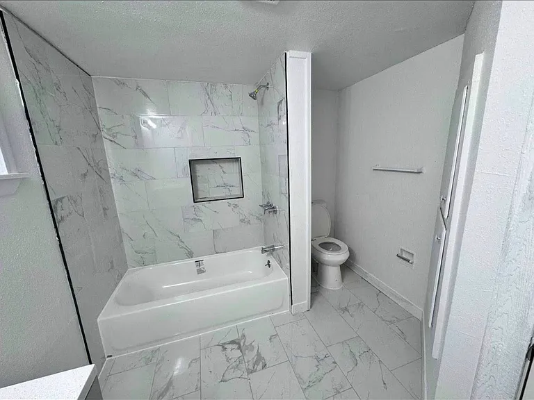 423 W Munson St — Photo 6