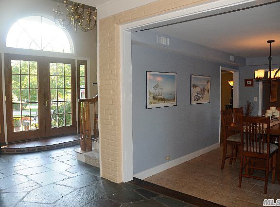 2nd image of 28 Greenbriar Ln