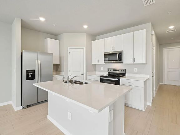 3rd image of 526 Salisbury Cir
