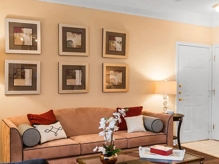 Living room with 9' ceilings and beautiful crown molding