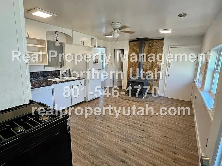 662 E 4th St — Photo 10