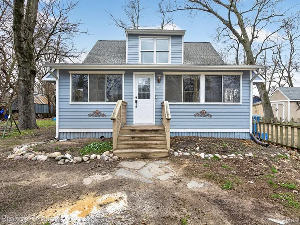 9024 Mandon Rd, White Lake, MI 48386