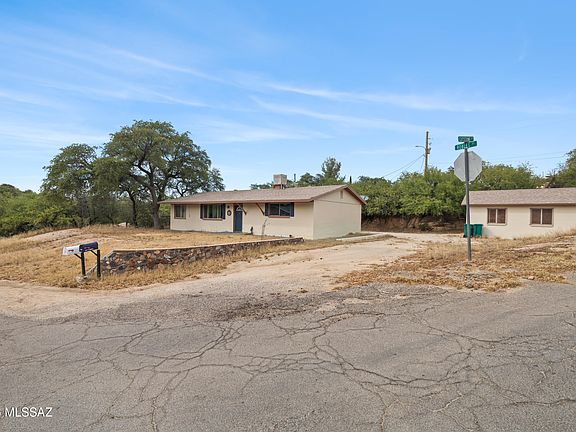 3rd image of 940 W Robles St