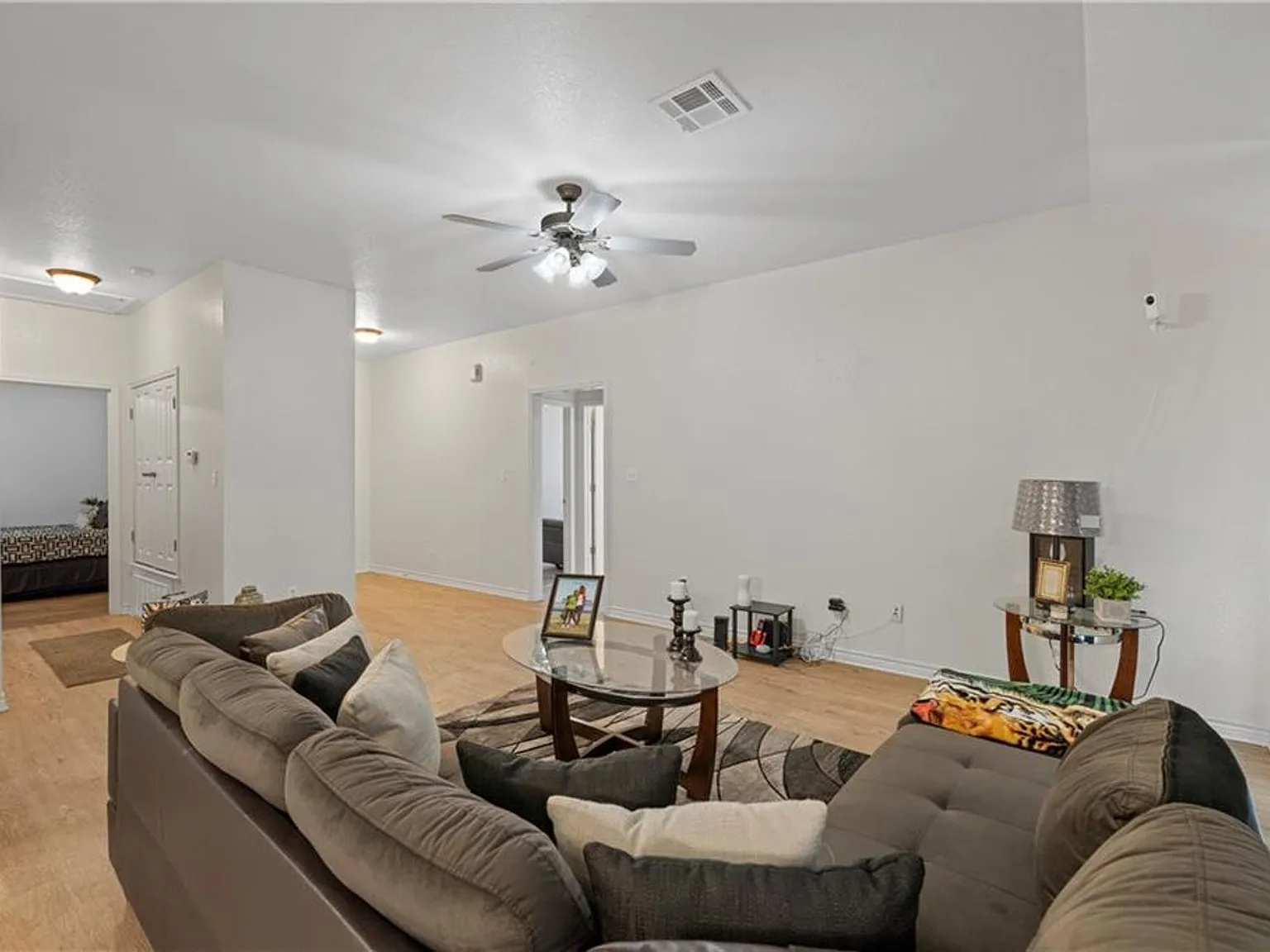 860 N Lacy Dr — Photo 3