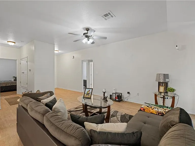 860 N Lacy Dr — Photo 3