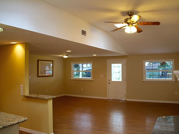 5th image of 159 Lake Shore Dr E