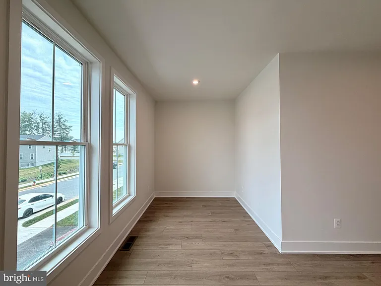 135 Heyford Dr — Photo 10