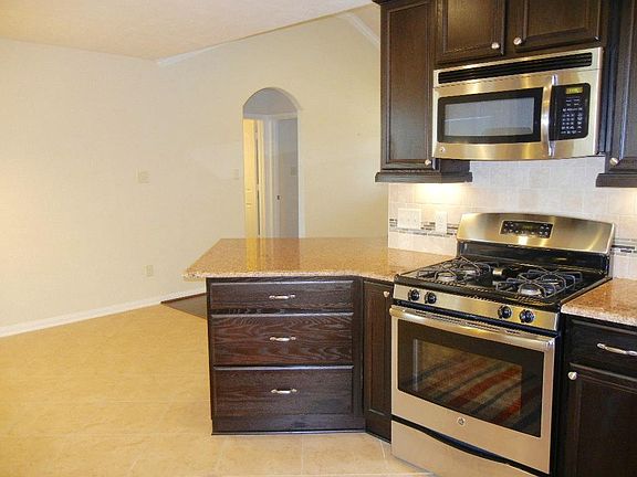 5th image of 803 Honeysuckle Ct