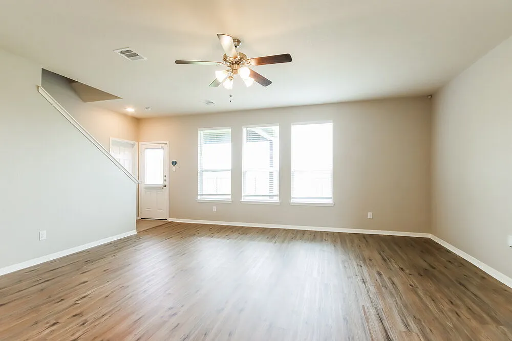 3 bed, 2.5 bath, 2406 sqft, $2,145 — Photo 4