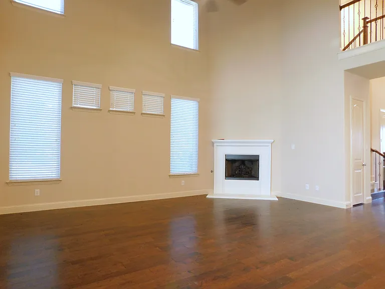1704 Serra Dr — Photo 9