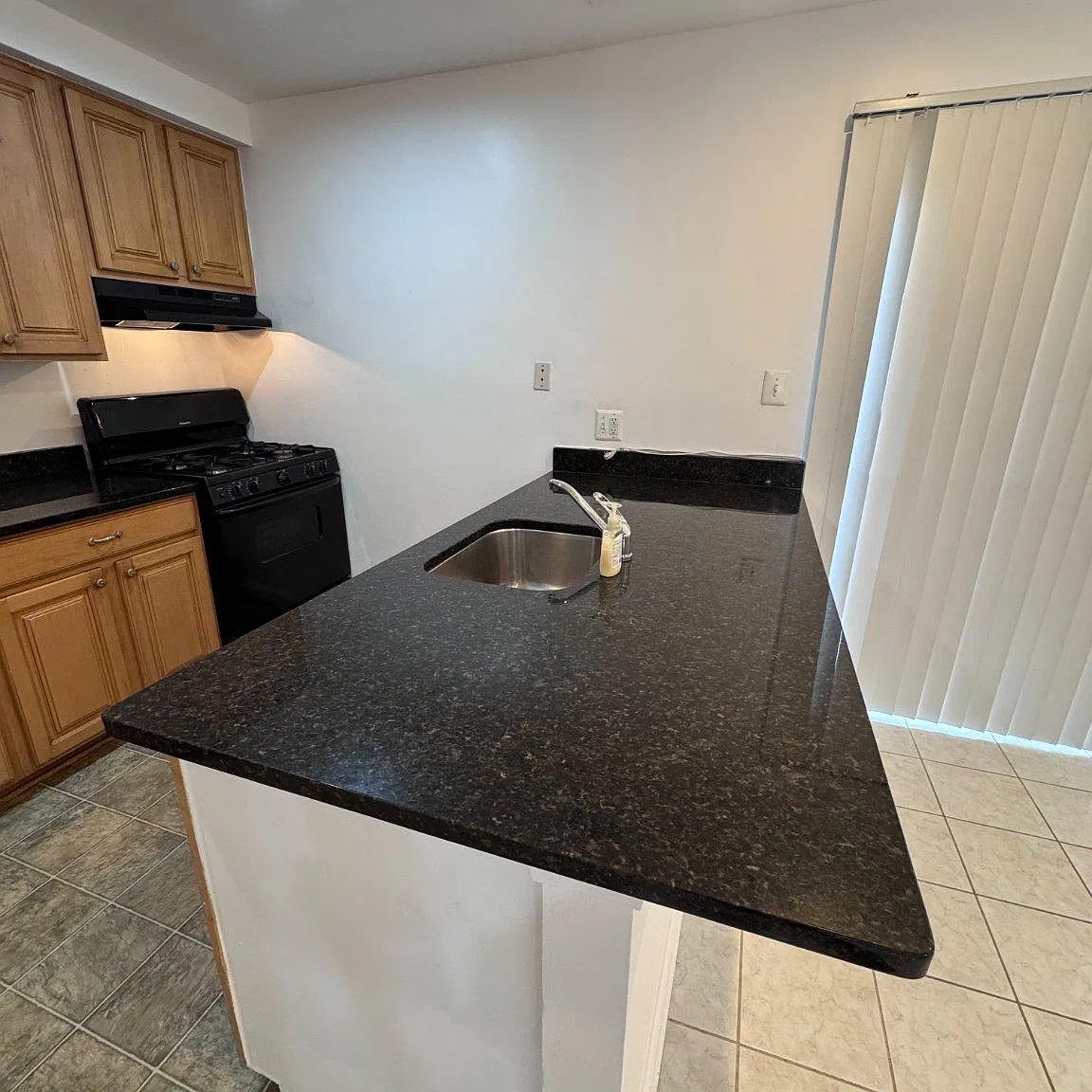 3 bed, 1.5 bath, 1224 sqft, $2,500 — Photo 2