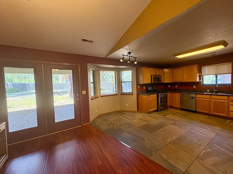 1636 W Ashley Way — Photo 7