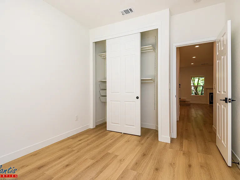 990 La Mesa Ter #F — Photo 9