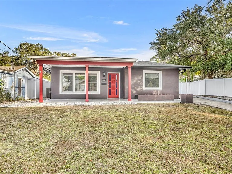 1811 Park Lake St — Photo 2