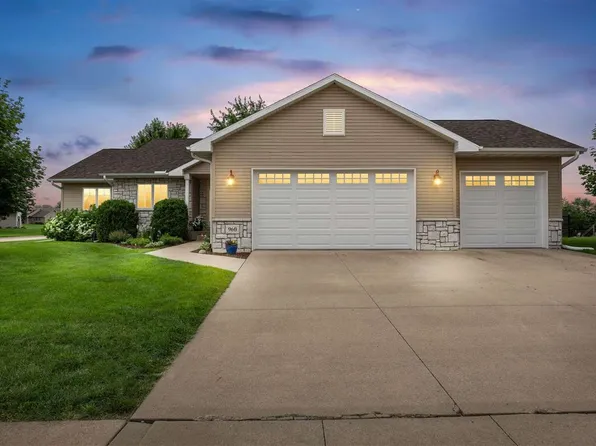 960 Fox Valley Dr, North Liberty, IA 52317
