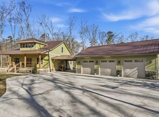 960 Deerwood Dr, Dandridge, TN 37725