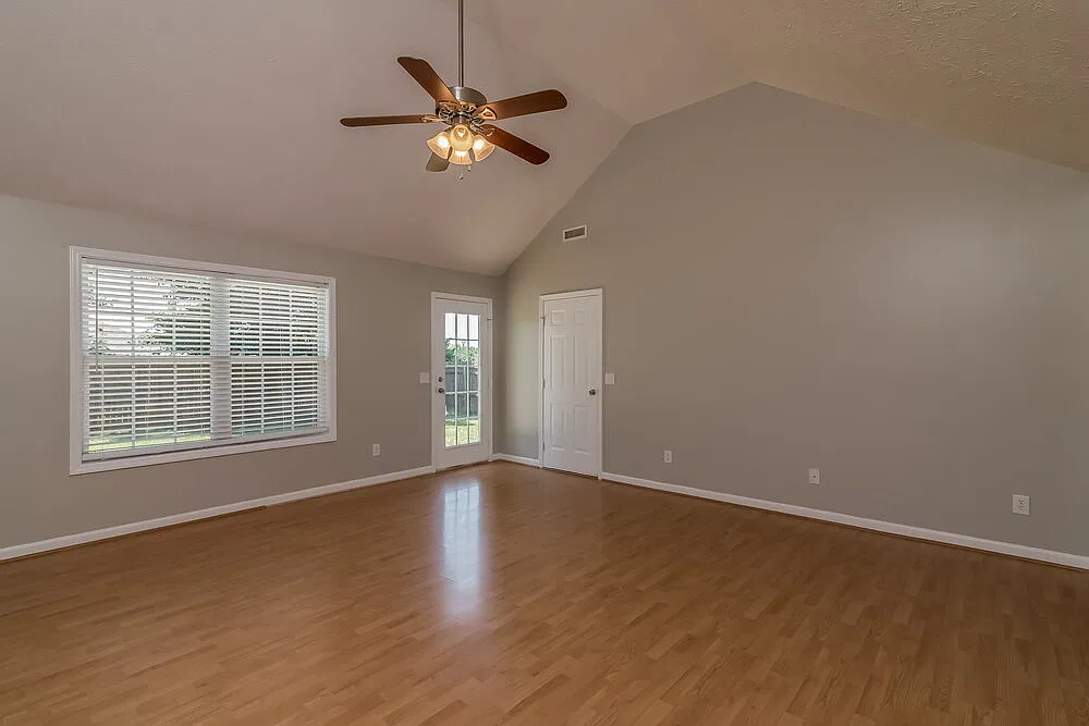 3 bed, 2.0 bath, 1235 sqft, $2,080 — Photo 3
