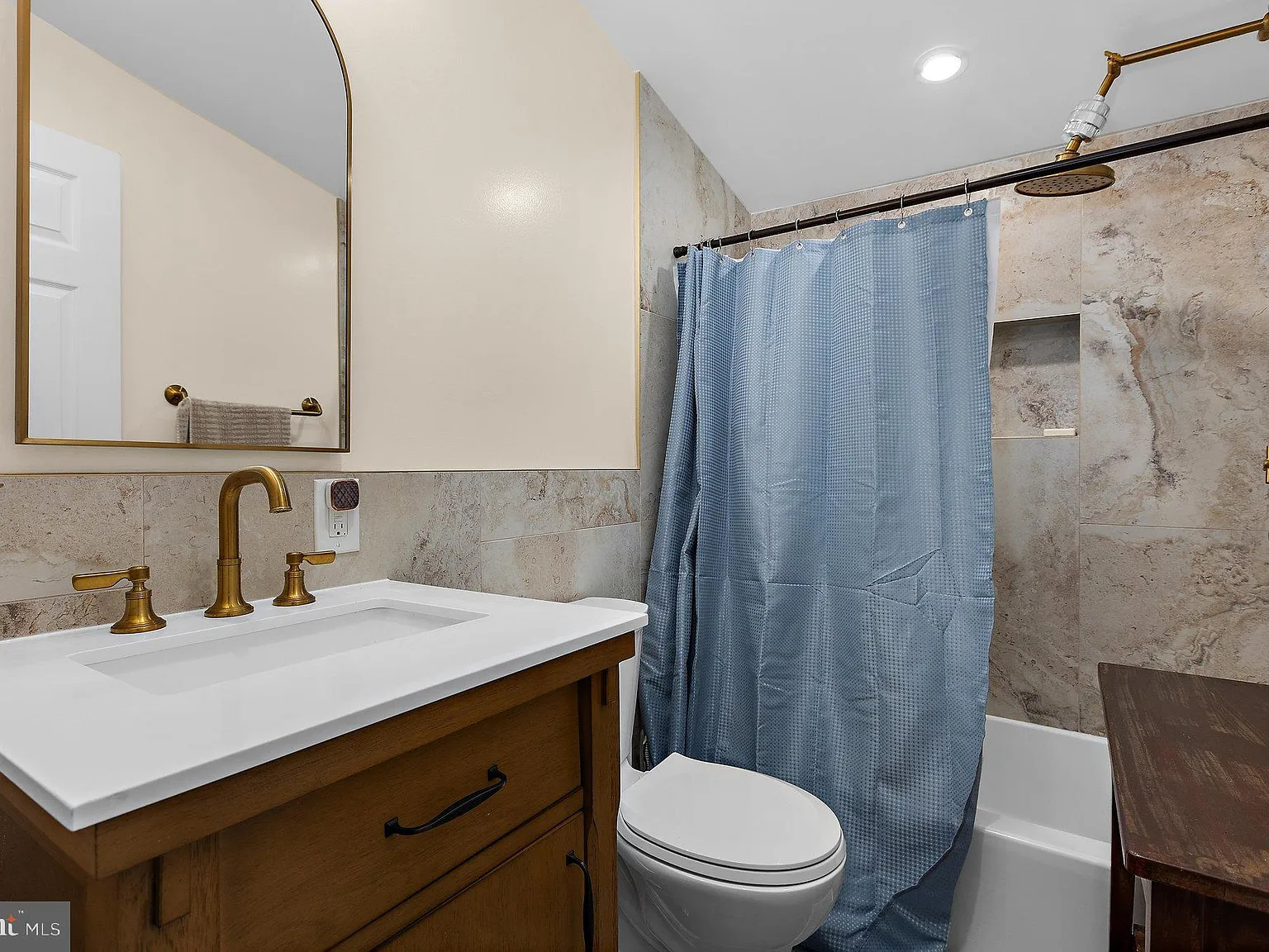 2 bed, 1.0 bath, 1160 sqft, $2,400 — Photo 3