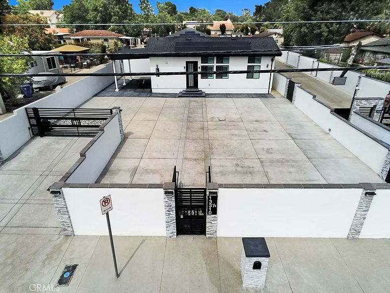13310 1/2 Glenoaks Blvd — Photo 11