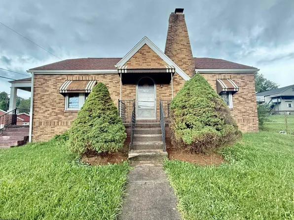 899 Country Club Rd, Fairmont, WV 26554
