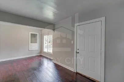3 bed, 1.0 bath, 824 sqft, $1,300 — Photo 3