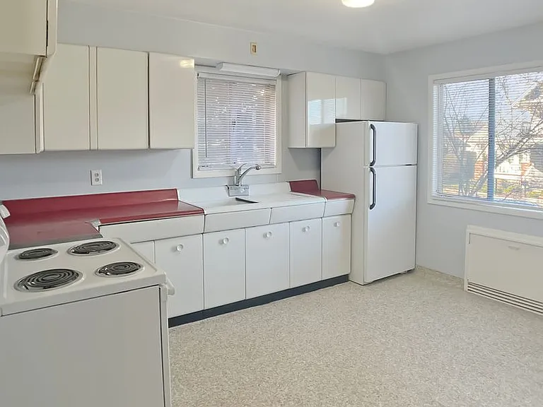 1026 E Front Ave — Photo 8