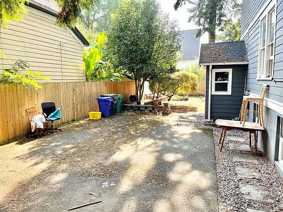 3rd image of 122 NE Beech St #Lwr