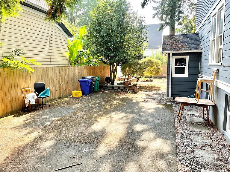 122 NE Beech St — Photo 3