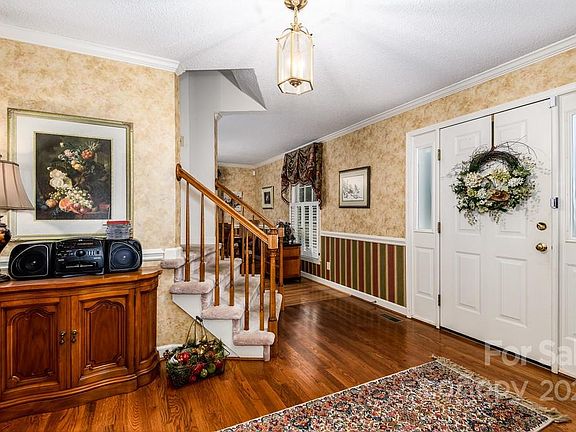 4th image of 108 Parkland St