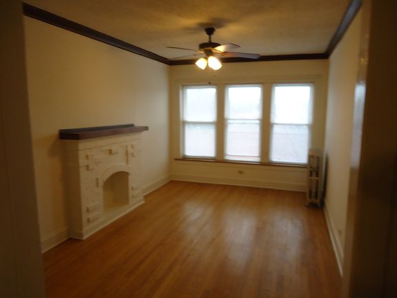 3rd image of 4650 N Sacramento Ave Unit 2