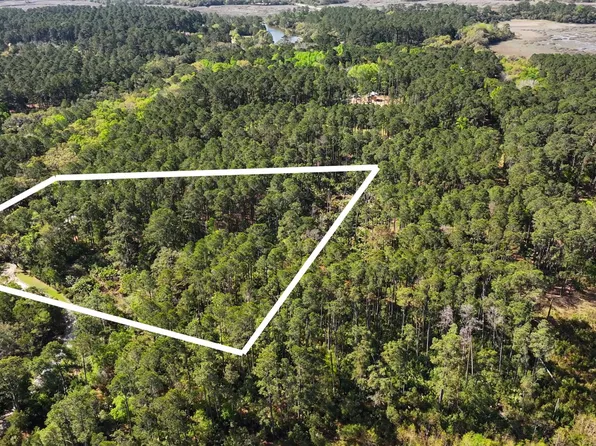 34 Old Smugglers Wharf Rd, Saint Helena Island, SC 29920