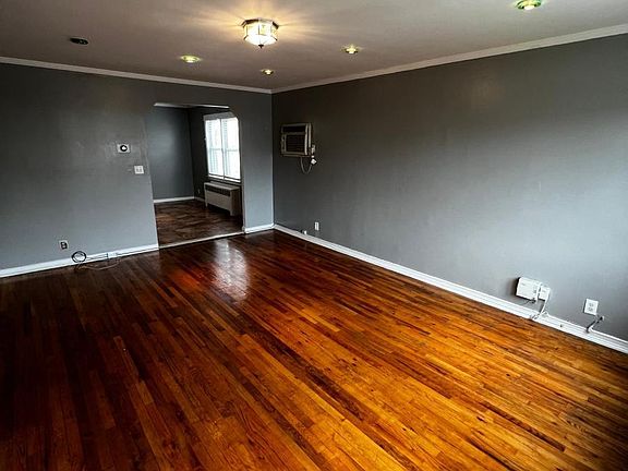 5th image of 337 Pennyfield Ave
