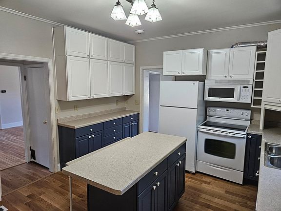 2nd image of 402 W Carroll St