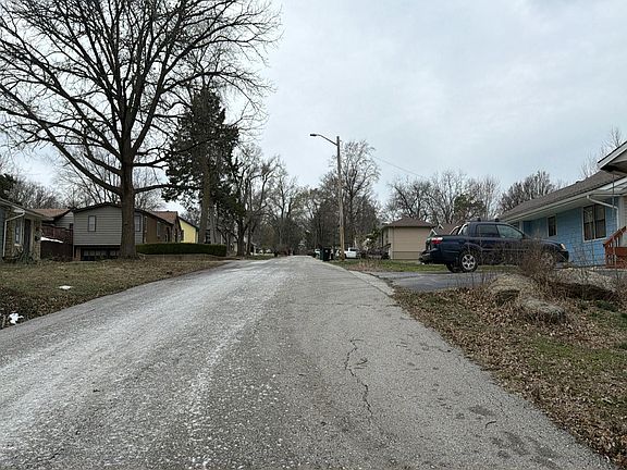 5th image of 815 E Devon St