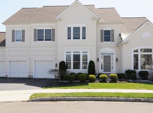 2 Commanders Ct, Totowa, NJ 07512